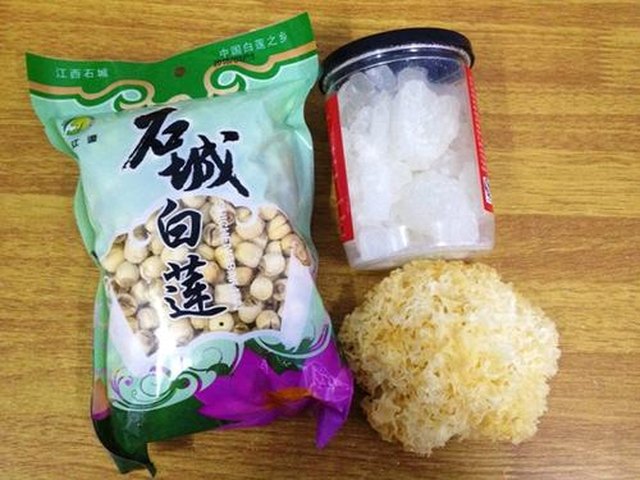 【冰糖银耳莲子羹】步骤1