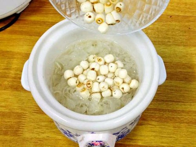 【冰糖银耳莲子羹】步骤4