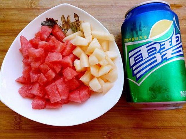 【冰镇雪碧水果饮】步骤3