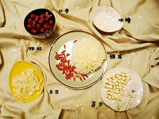 【红枣银耳莲子汤】步骤1