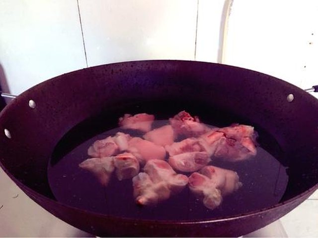 【猪蹄炖藕（电饭煲版）】步骤2