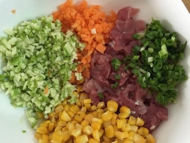 【咸蛋黄蒸糯米肉】步骤4