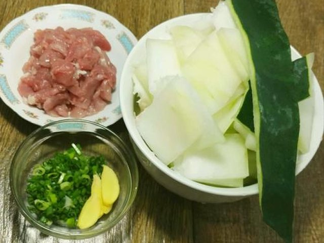【冬瓜肉片汤】步骤2