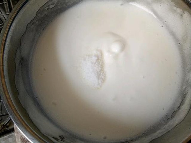 【沙拉肉松双色海绵蛋糕卷】步骤4