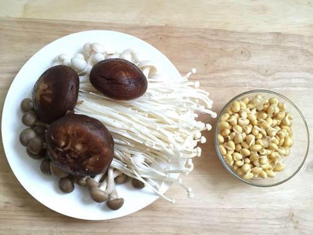 【什锦菌菇豆嘴汤】步骤1