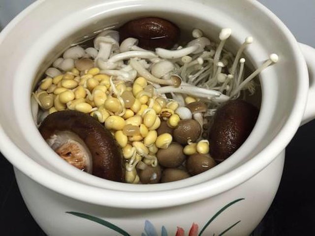 【什锦菌菇豆嘴汤】步骤2