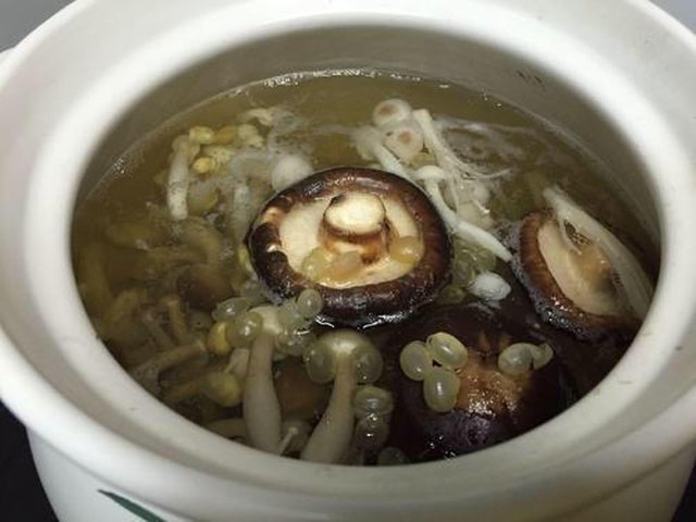 【什锦菌菇豆嘴汤】步骤3