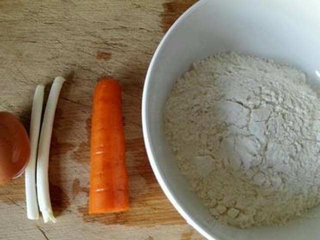 【胡萝卜鸡蛋葱油饼】步骤1