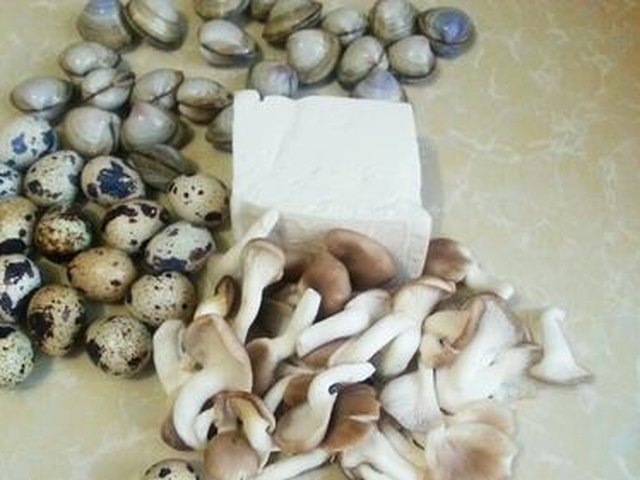 【蛤蜊鹌鹑蛋豆腐羹】步骤1