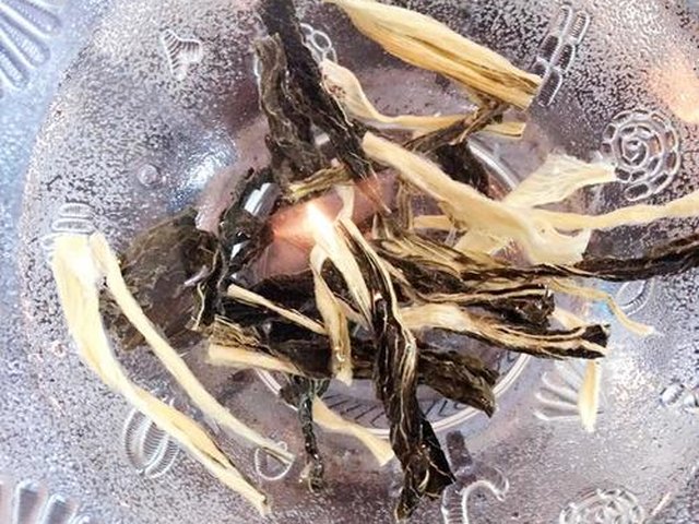 【菜干薏米龙骨汤】步骤2