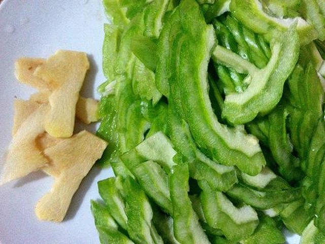 【苦瓜荷包蛋汤】步骤2