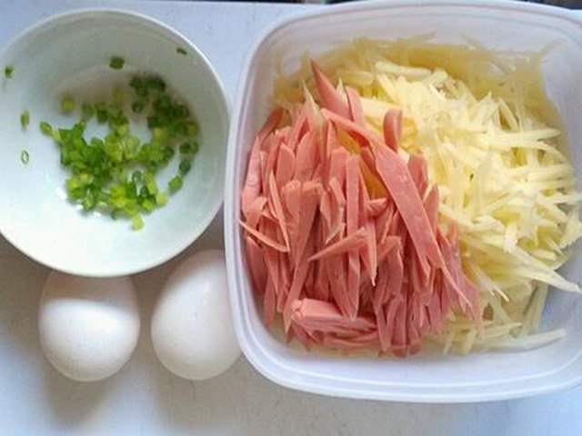【土豆火腿鸡蛋煎饼】步骤1