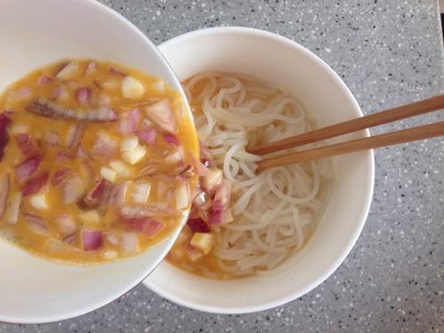 【洋葱米线蛋饼】步骤3