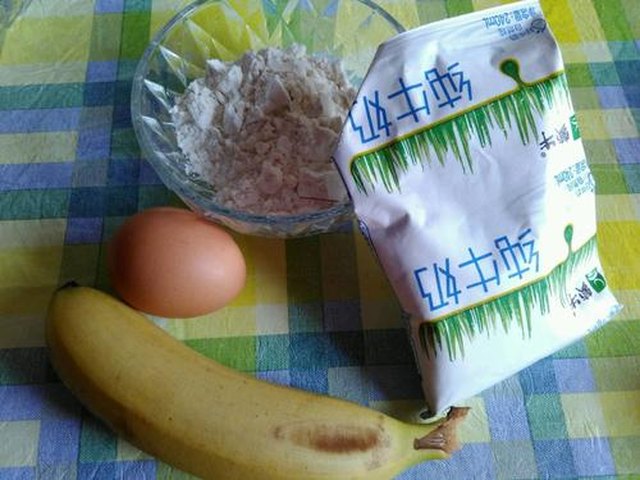 【牛奶香蕉蛋饼】步骤1