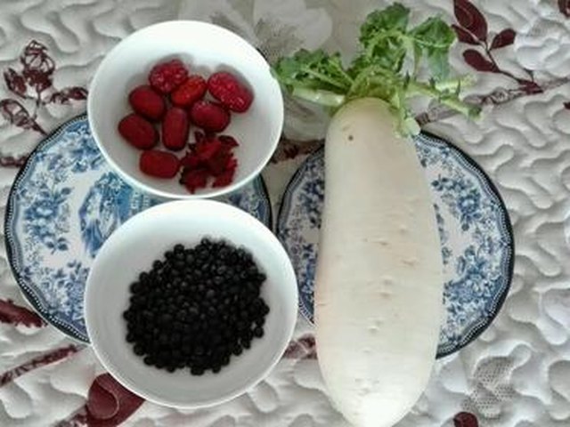 【红枣白萝卜黑豆汤】步骤1