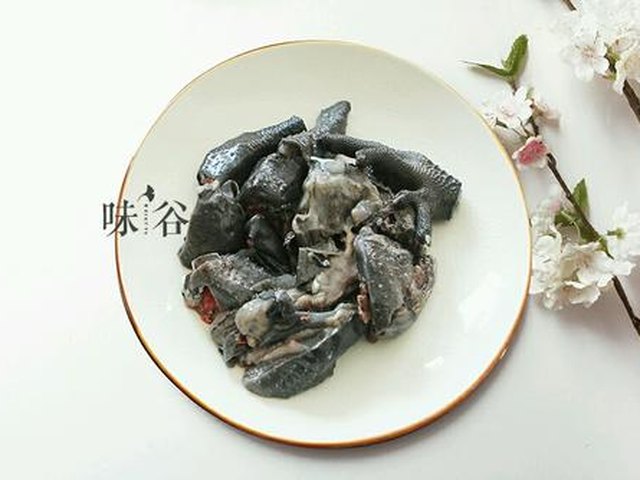 【首乌乌鸡汤】步骤1