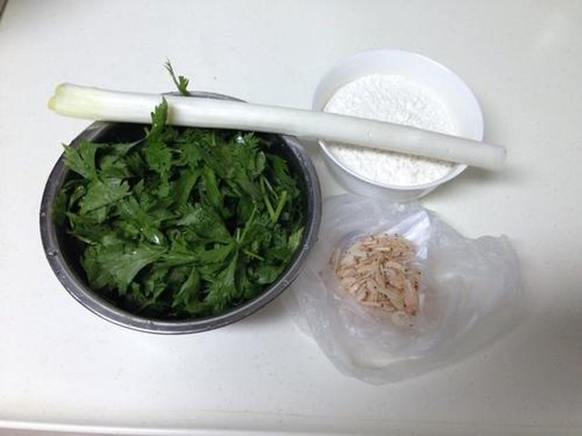 【芹香发面饼】步骤1