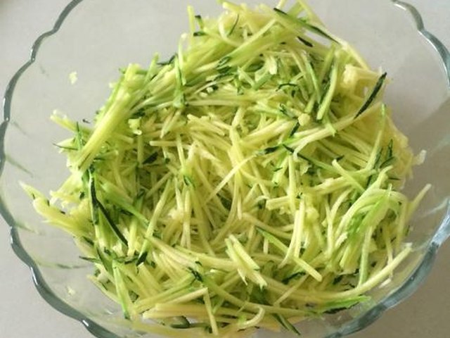 【嫩南瓜鸡蛋煎饼】步骤2