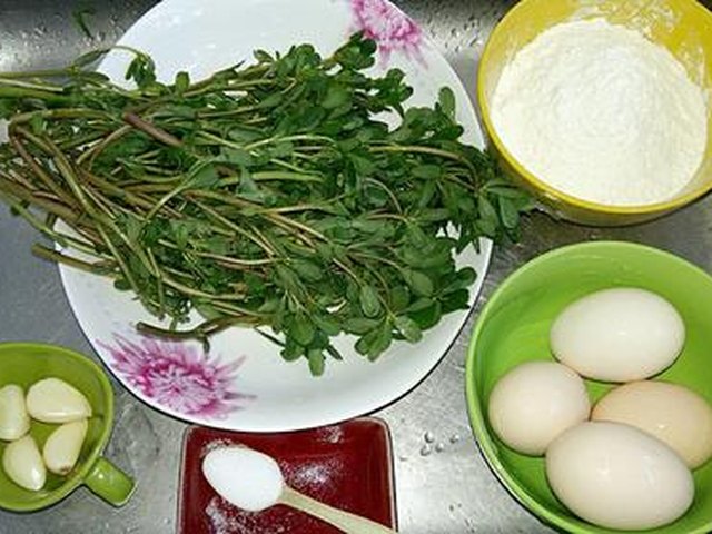 【马齿苋蒜香鸡蛋饼】步骤1