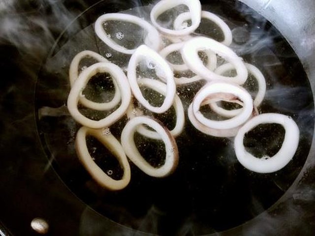 【酥炸鱿鱼圈】步骤2