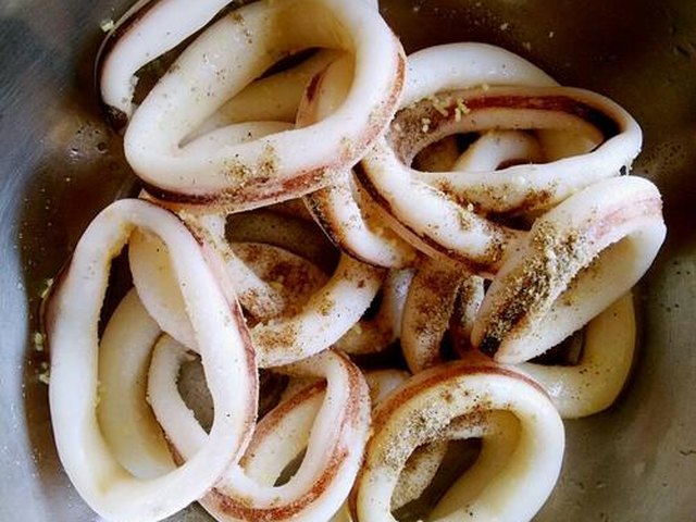 【酥炸鱿鱼圈】步骤3