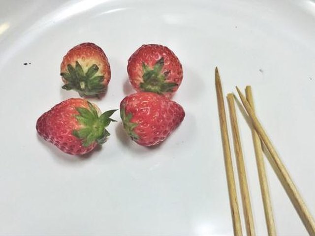 【草莓巧克力棒棒糖】步骤1