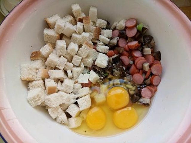 【馒头丁鸡蛋饼】步骤1