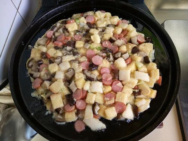 【馒头丁鸡蛋饼】步骤3