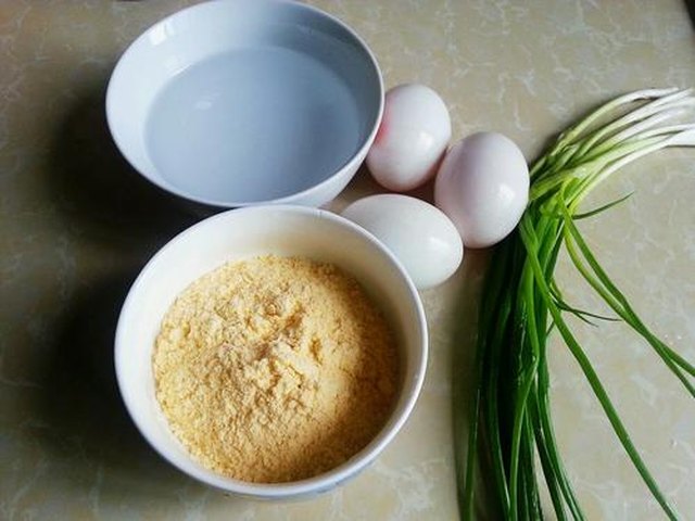 【葱花玉米面蛋饼】步骤2
