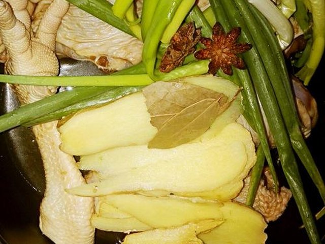 【红枣枸杞野蘑菇老母鸡汤】步骤4