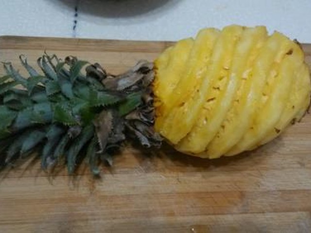 【菠萝色拉酱草莓甜点】步骤1
