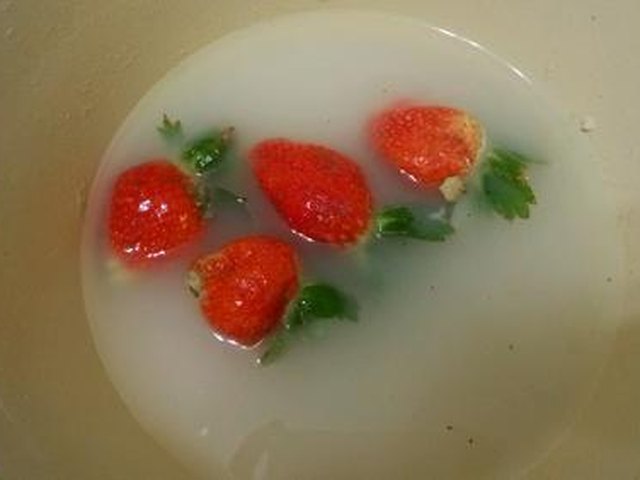 【菠萝色拉酱草莓甜点】步骤2