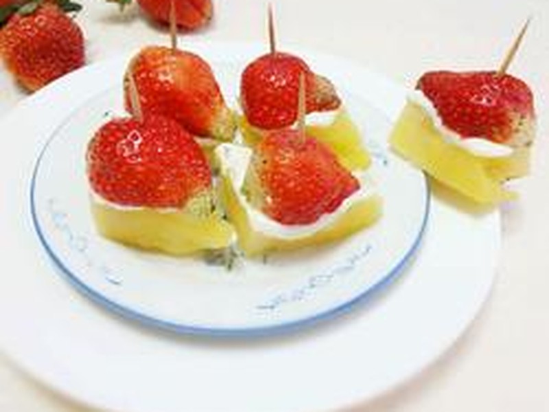 菠萝色拉酱草莓甜点