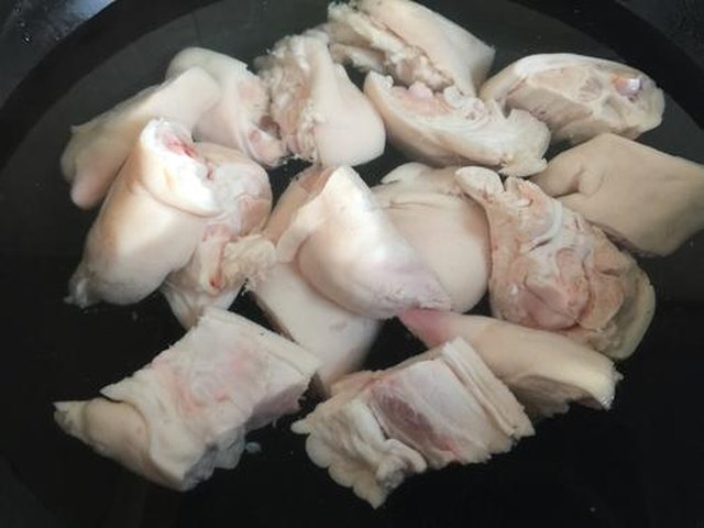 【雪豆鱿鱼猪蹄汤】步骤2