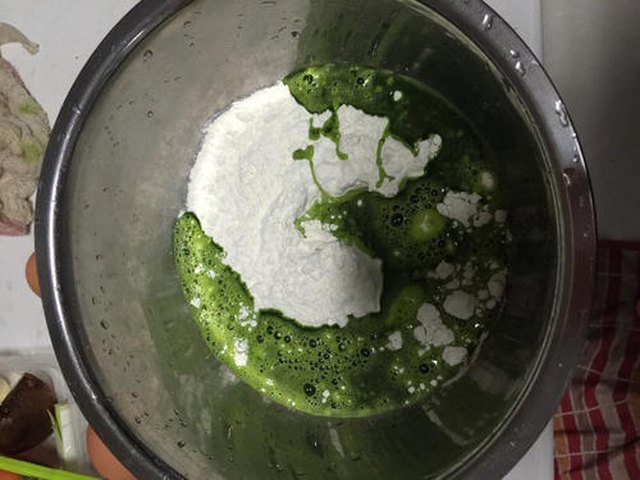 【菠菜汁鸡蛋饼】步骤3