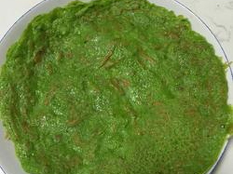 菠菜汁鸡蛋饼