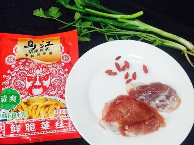 【榨菜肉丝汤】步骤1