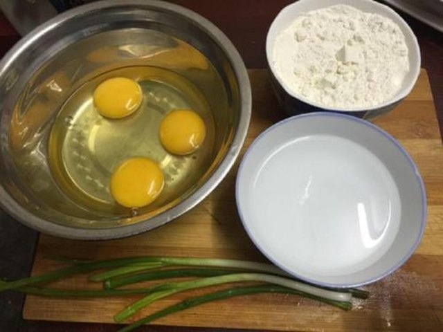 【黄瓜葱花鸡蛋饼】步骤1