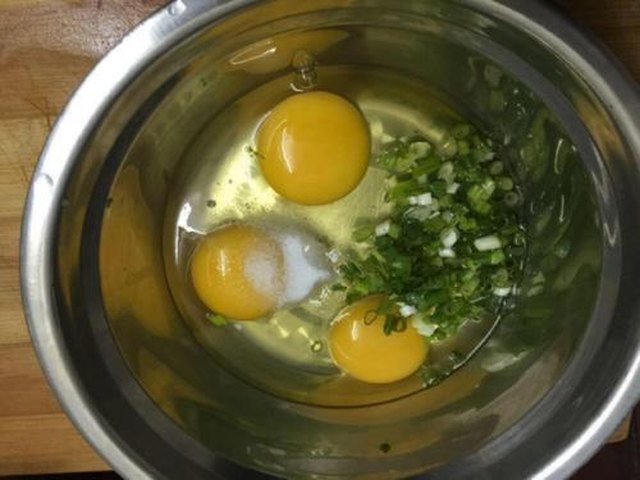 【黄瓜葱花鸡蛋饼】步骤2