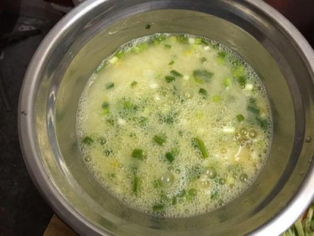 【黄瓜葱花鸡蛋饼】步骤3