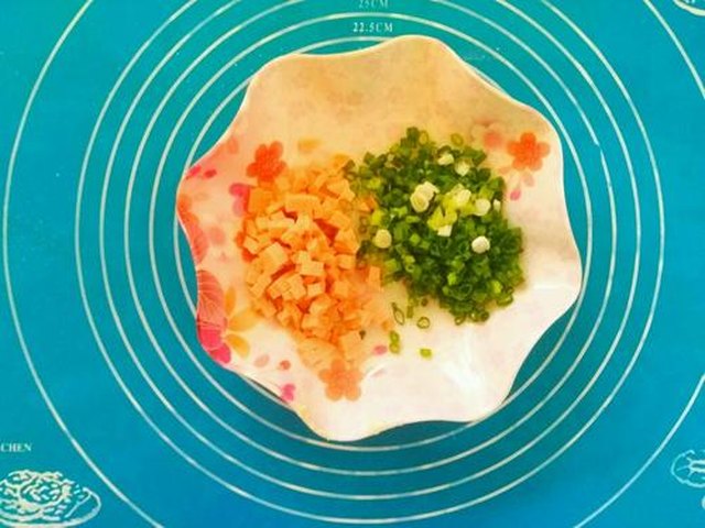 【香葱火腿肉松咸饼干】步骤1