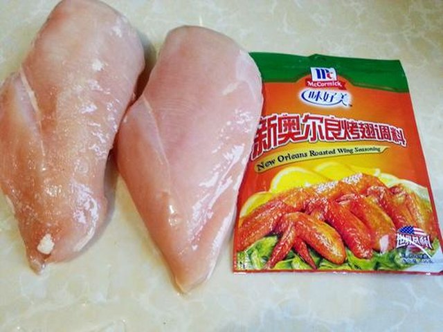 【香煎新奥尔良鸡胸肉】步骤1