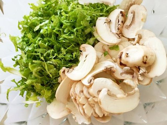 【口蘑培根蛋饼】步骤2