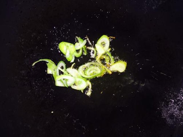 【番茄紫菜蛋汤】步骤2