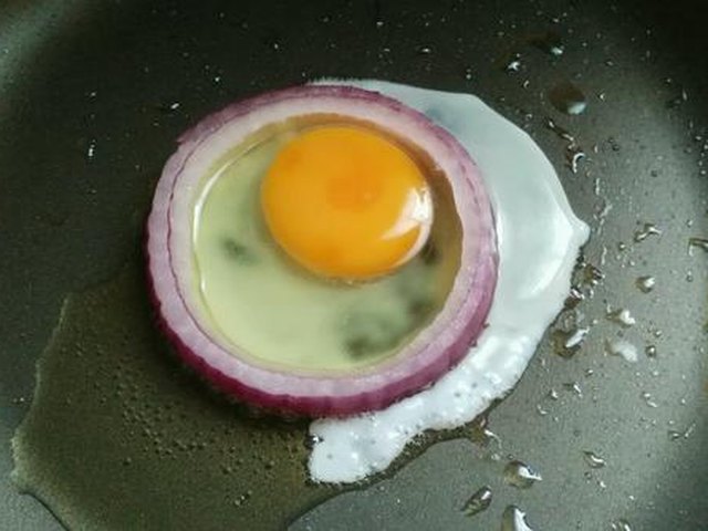 【洋葱圈煎蛋】步骤4