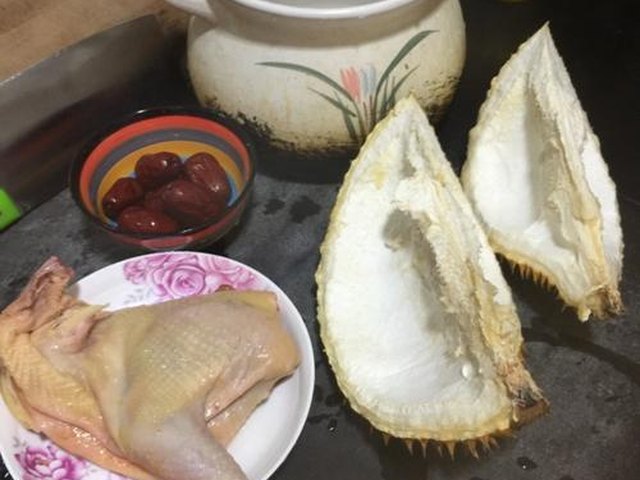【榴莲壳煲鸡汤】步骤1
