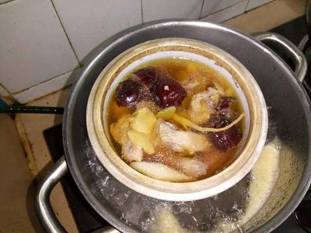 【花胶炖鸡滋补汤】步骤2
