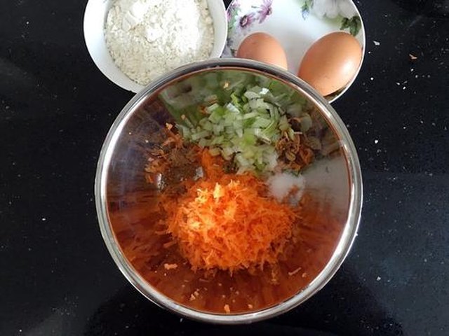 【胡萝卜虾皮鸡蛋饼】步骤2