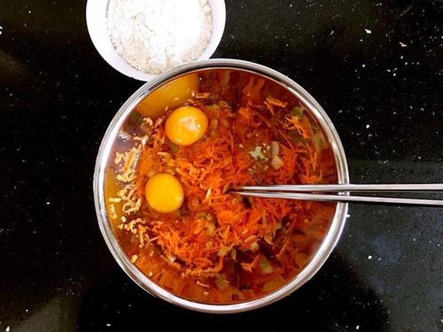 【胡萝卜虾皮鸡蛋饼】步骤3