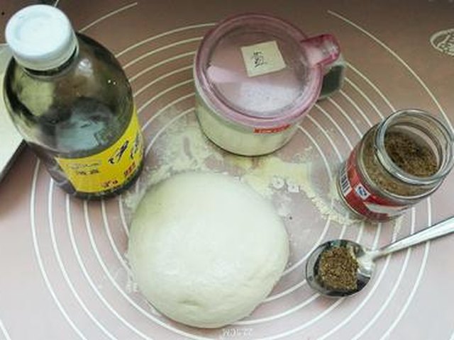【自制椒盐手抓饼】步骤1